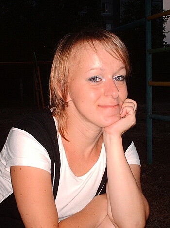 Shorthaired Wife shows her Pussy - Photo 39