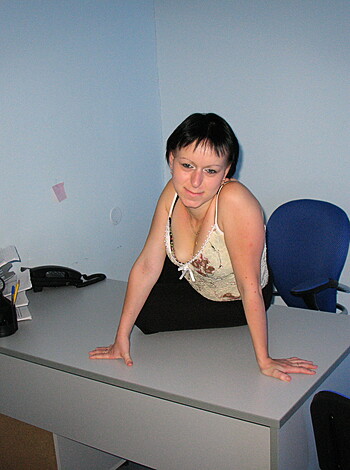 Shorthaired Wife shows her Pussy - Photo 64