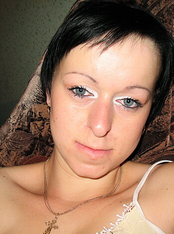 Shorthaired Wife shows her Pussy - Photo 59