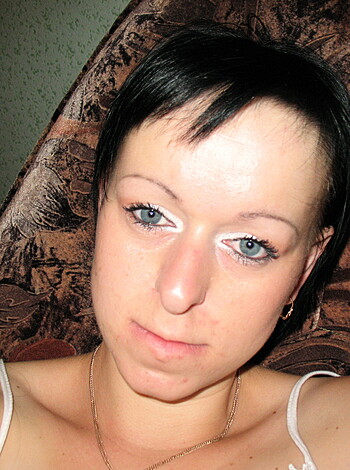 Shorthaired Wife shows her Pussy - Photo 58
