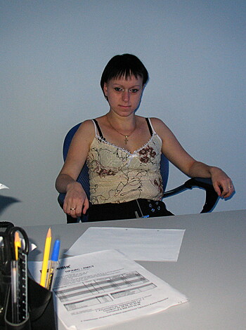 Shorthaired Wife shows her Pussy - Photo 63