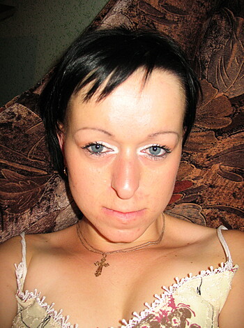 Shorthaired Wife shows her Pussy - Photo 54