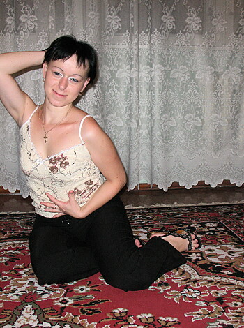 Shorthaired Wife shows her Pussy - Photo 50