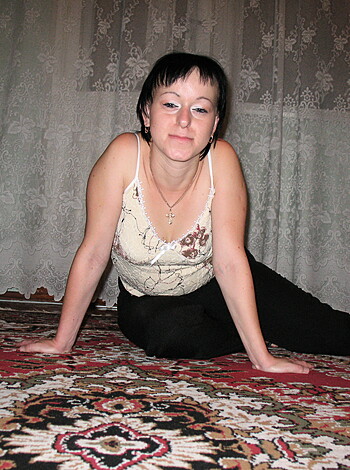 Shorthaired Wife shows her Pussy - Photo 49