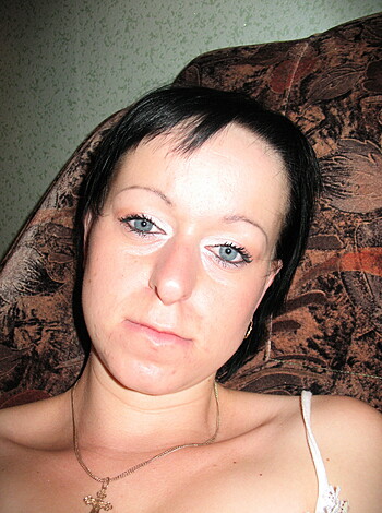 Shorthaired Wife shows her Pussy - Photo 55