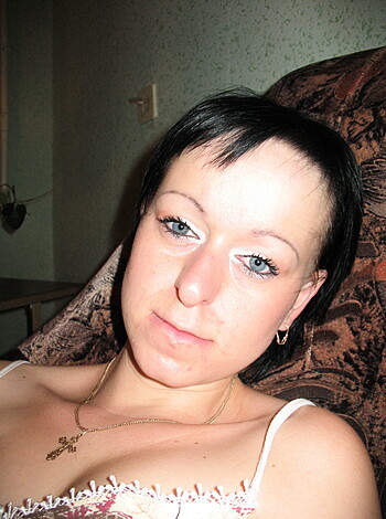 Shorthaired Wife shows her Pussy - Photo 57