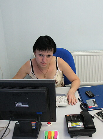 Shorthaired Wife shows her Pussy - Photo 62