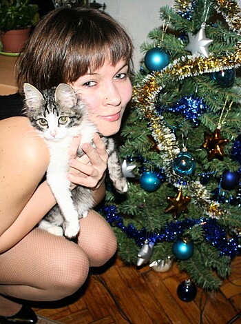 Fuckin' hot bitch kneeling before the massive cock-tree, her big tits jiggling as she holds onto that feline like a goddamn pro.