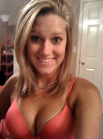 Amateur Hottie takes Selfpics - Photo 17