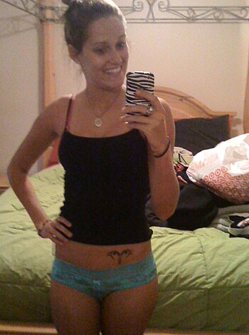 Amateur Hottie takes Selfpics - Photo 51