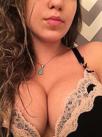Amateur Hottie takes Selfpics - Photo 11