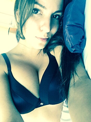 Amateur Hottie takes Selfpics - Photo 10