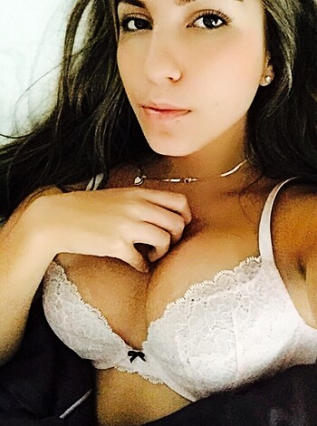 Amateur Hottie takes Selfpics - Photo 35