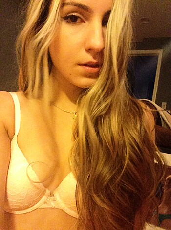 Amateur Hottie takes Selfpics - Photo 19