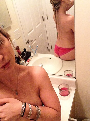Amateur Hottie takes Selfpics - Photo 24