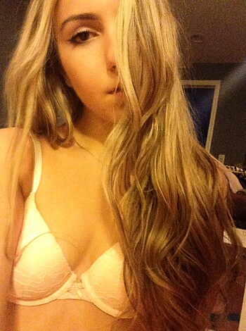 Amateur Hottie takes Selfpics - Photo 40