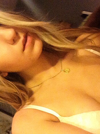 Amateur Hottie takes Selfpics - Photo 54