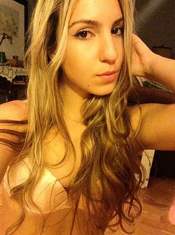 Amateur Hottie takes Selfpics - Photo 59