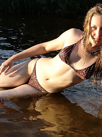 Cute Amateur Babe posing Sexy Outdoors - Photo 34