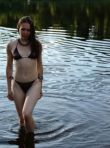 Cute Amateur Babe posing Sexy Outdoors - Photo 32