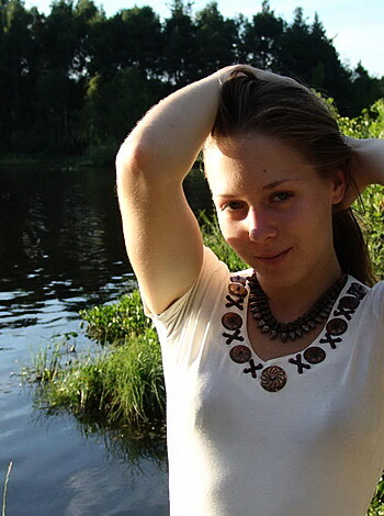 Cute Amateur Babe posing Sexy Outdoors - Photo 26