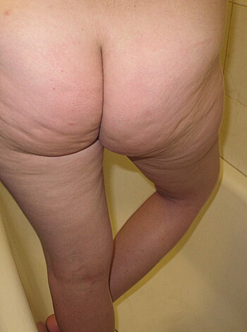 Shy Amateur GF shows her Naked Body - Photo 9