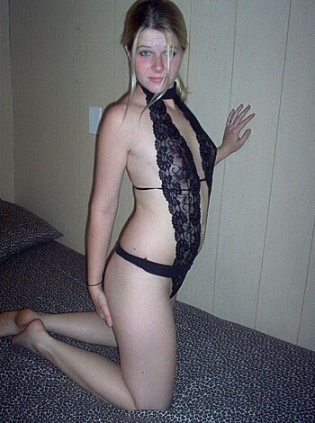 Sexy Amateur Blonde giving Blowjob and shows her Sexy Body - Photo 4