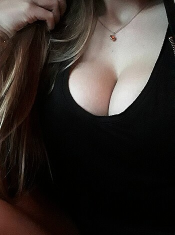 Hot Girlfriend with Big Boobs posing Sexy - Photo 65