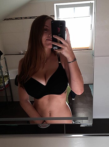 Hot Girlfriend with Big Boobs posing Sexy - Photo 84