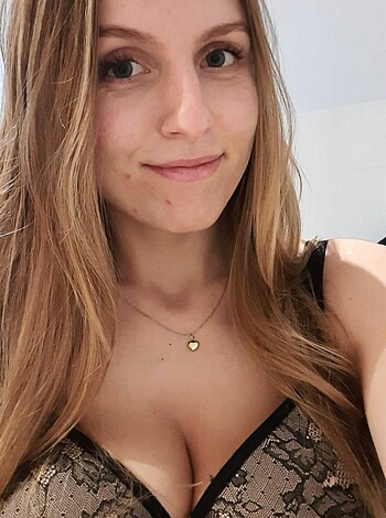 Hot Girlfriend with Big Boobs posing Sexy - Photo 124
